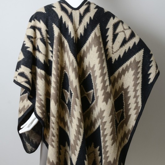 Seasonal Closeout LAST ONE // Folk Style Ruana - Picture 4 of 8